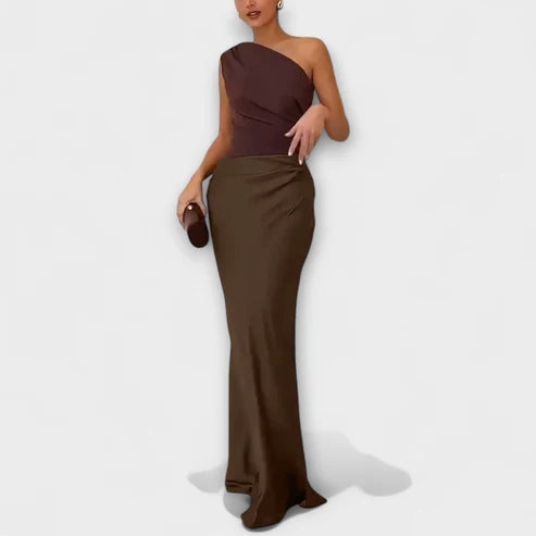Averel Zijdezachte One-Shoulder Plissé Jurk
