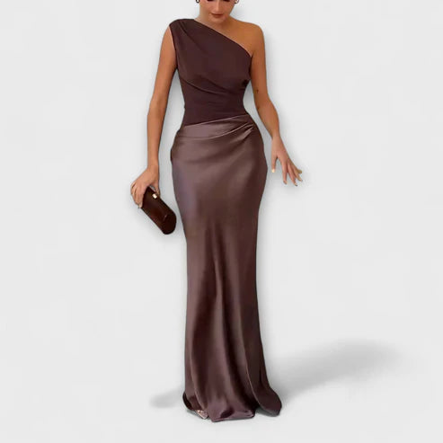 Averel Zijdezachte One-Shoulder Plissé Jurk
