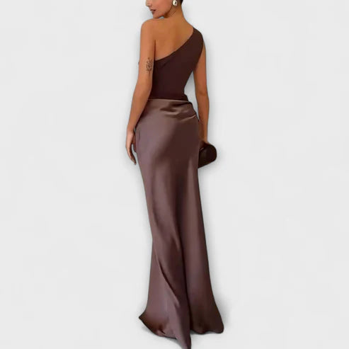 Averel Zijdezachte One-Shoulder Plissé Jurk