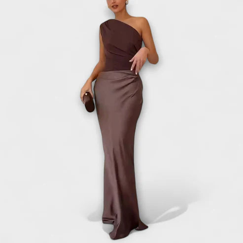 Averel Zijdezachte One-Shoulder Plissé Jurk