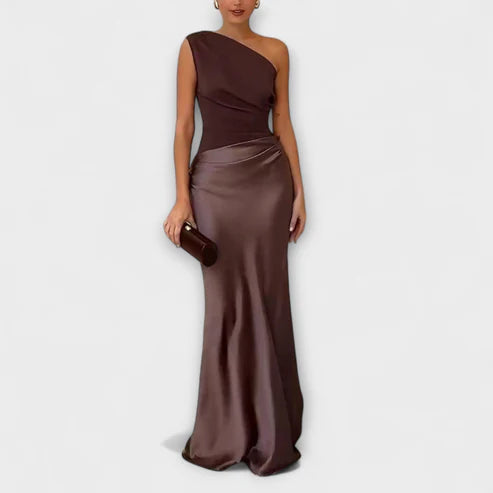 Averel Zijdezachte One-Shoulder Plissé Jurk